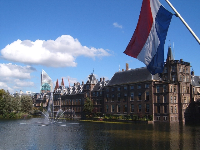 Бинненхоф. дворцовый пруд и флаг Нидерландов. Гаага. Нидерланды