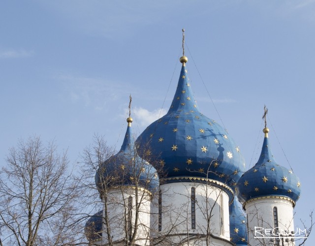 Храм в Суздале с куполами