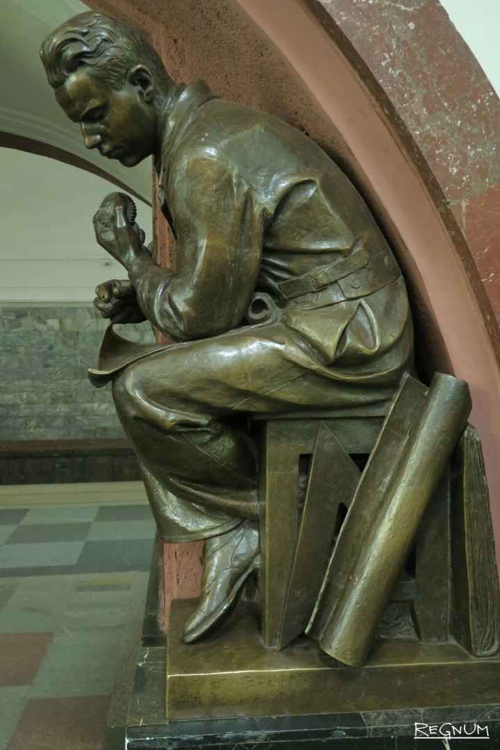 Скульптуры на станции площадь революции