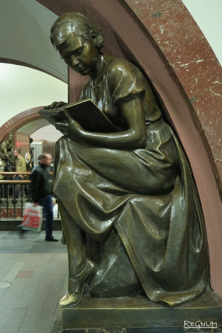 Скульптуры на станции площадь революции