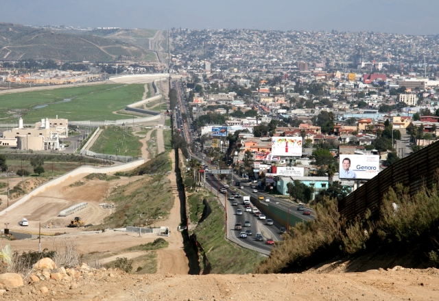 Пограничный забор между Сан-Диего. Калифорнии (слева) и Тихуана. Мексика (справа)