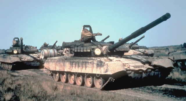 Порошенко: ВСУ получили партию новых танков Т-80