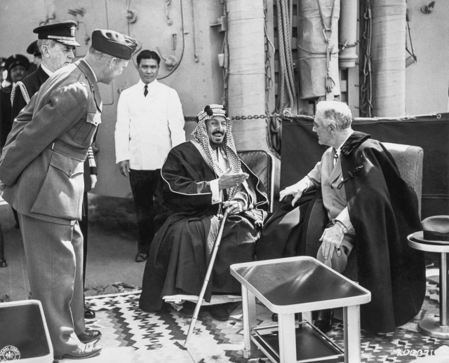 Первым президентом США, который встретился с саудитами, был Франклин Делано Рузвельт. Для него это стало последней зарубежной поездкой 