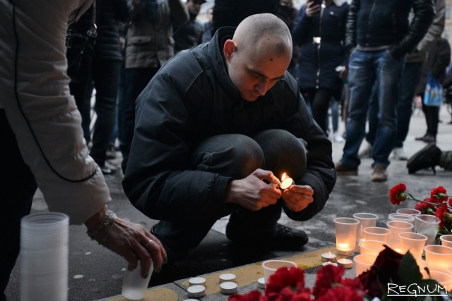 Цветы и свечи у петербургского метро в память о жертвах теракта 3 апреля 2017 года