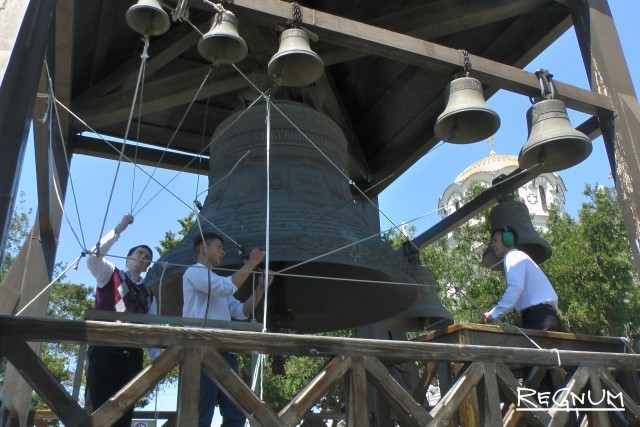 Колокола возле Владимирского собора в Херсонесе