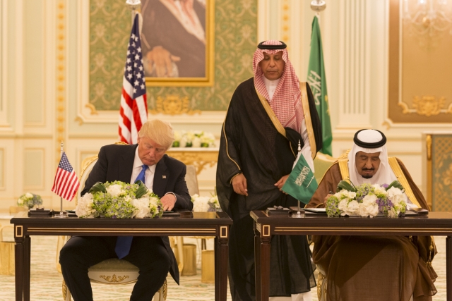Дональд Трамп и Салман ибн Абдул-Азиз Аль Сауд. Саудовская Аравия. 2017