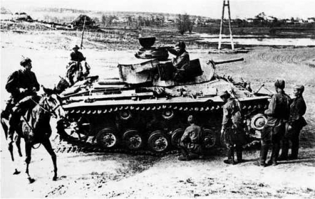 Бойцы Красной армии осматривают захваченный немецкий танк Pz.III. Юго-Западный фронт, май 1942 года