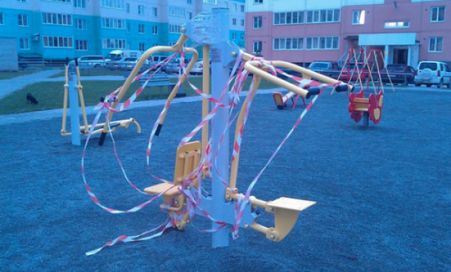 На детских площадках в Барнауле выявлены многочисленные нарушения