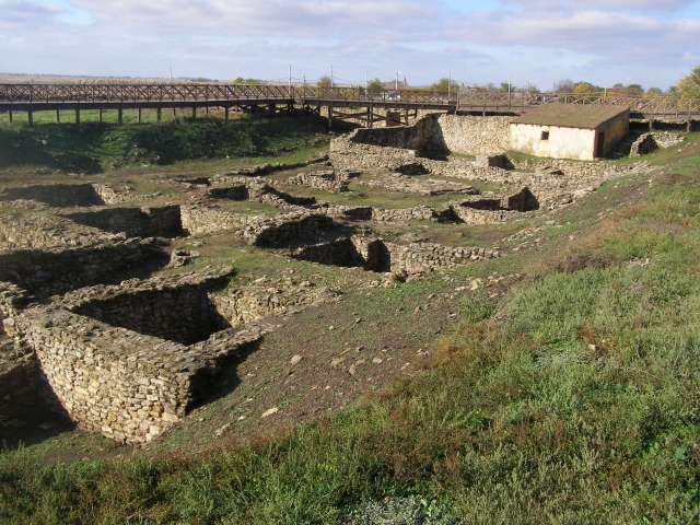 «Здесь всё дышит древностью»: археологи изучают древний некрополь на Дону