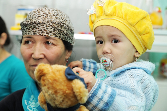 На российской авиабазе в Киргизии прошел парад детских колясок