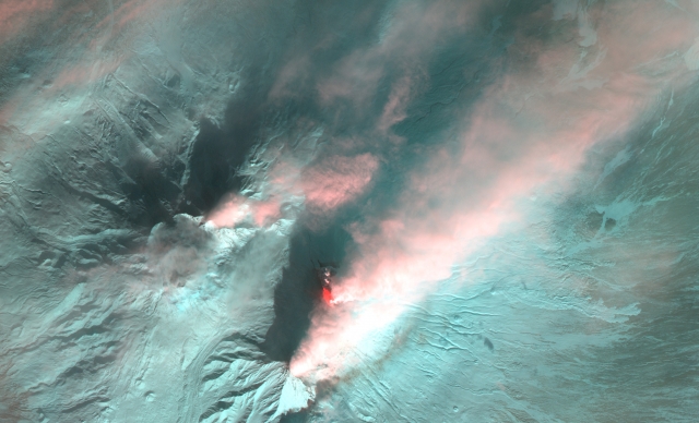 Шлейф от выброса пепла на Ключевском вулкане не долетел до столицы Камчатки