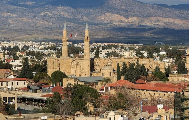 Бывший собор Св. Софии, превращённый в XVI веке в мечеть Селиме, в турецком секторе Никосии. На переднем плане видна разделительная линия 