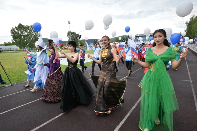 Несколько тысяч человек пришли на День России в Горно-Алтайске