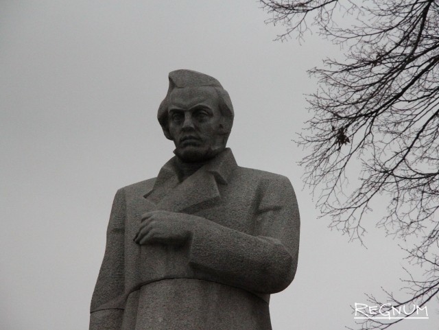 Поэт улиц. Памятник Кольцову в Воронеже. Алексей Кольцов памятник. Кольцов памятник в Воронеже. Кольцов Воронеж памятники Кольцову.