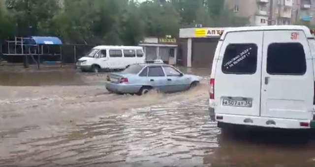 Улицы Астрахани превратились в бурные реки