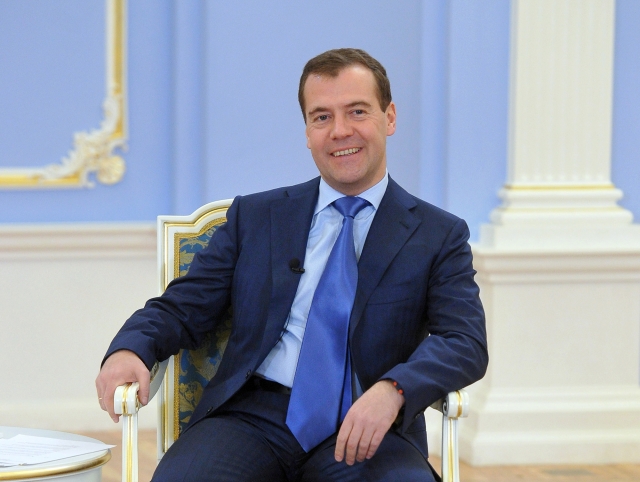 Медведев поручил проработать вопрос переезда четырех министерств РФ