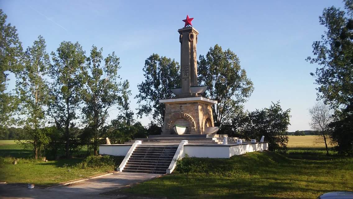 Величественный монумент советским воинам в Миколине
