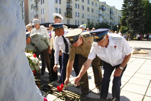 «Незаживающий след в сердцах»: в Кузбассе почтили память погибших на войне