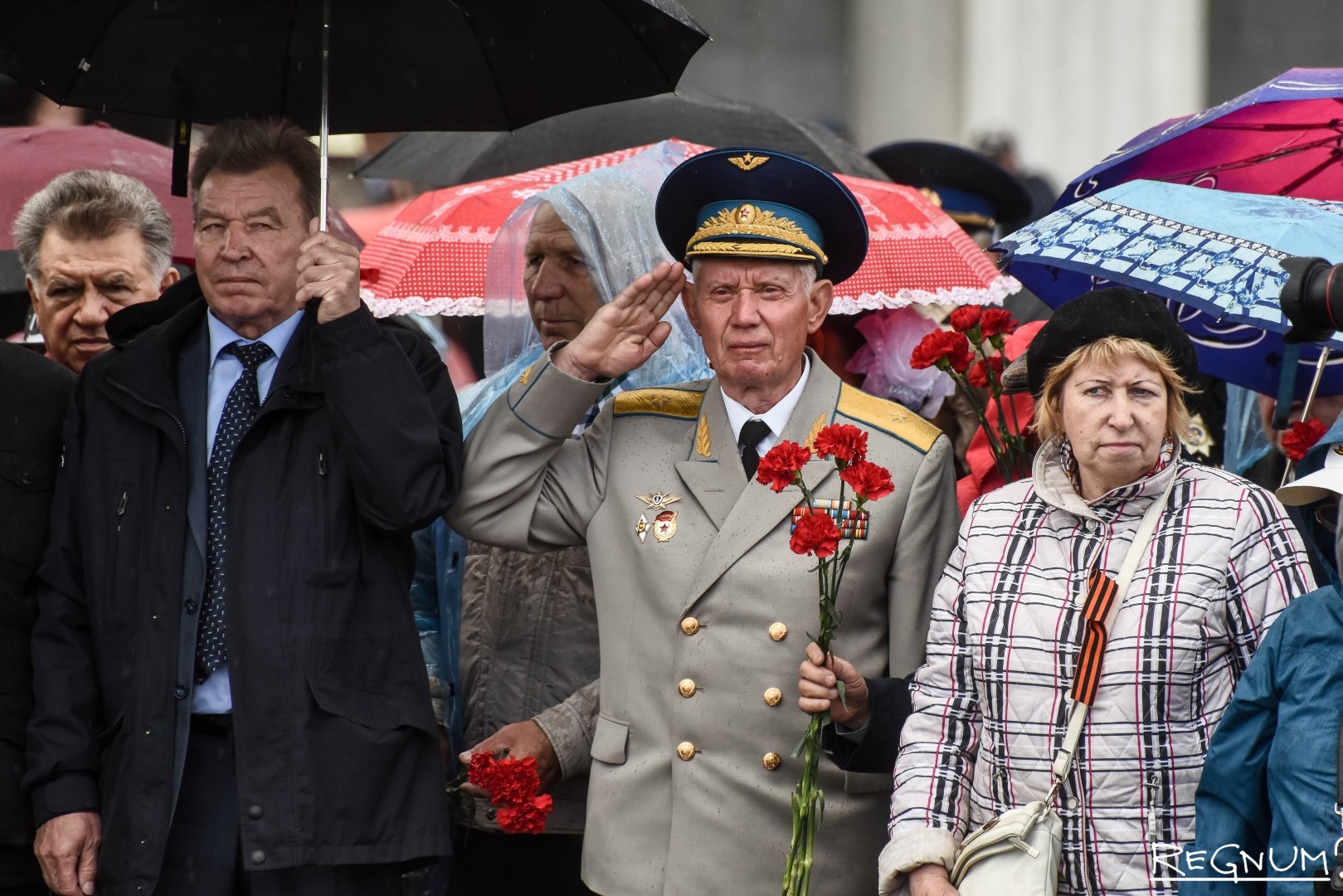 Фото возложения цветов к вечному огню