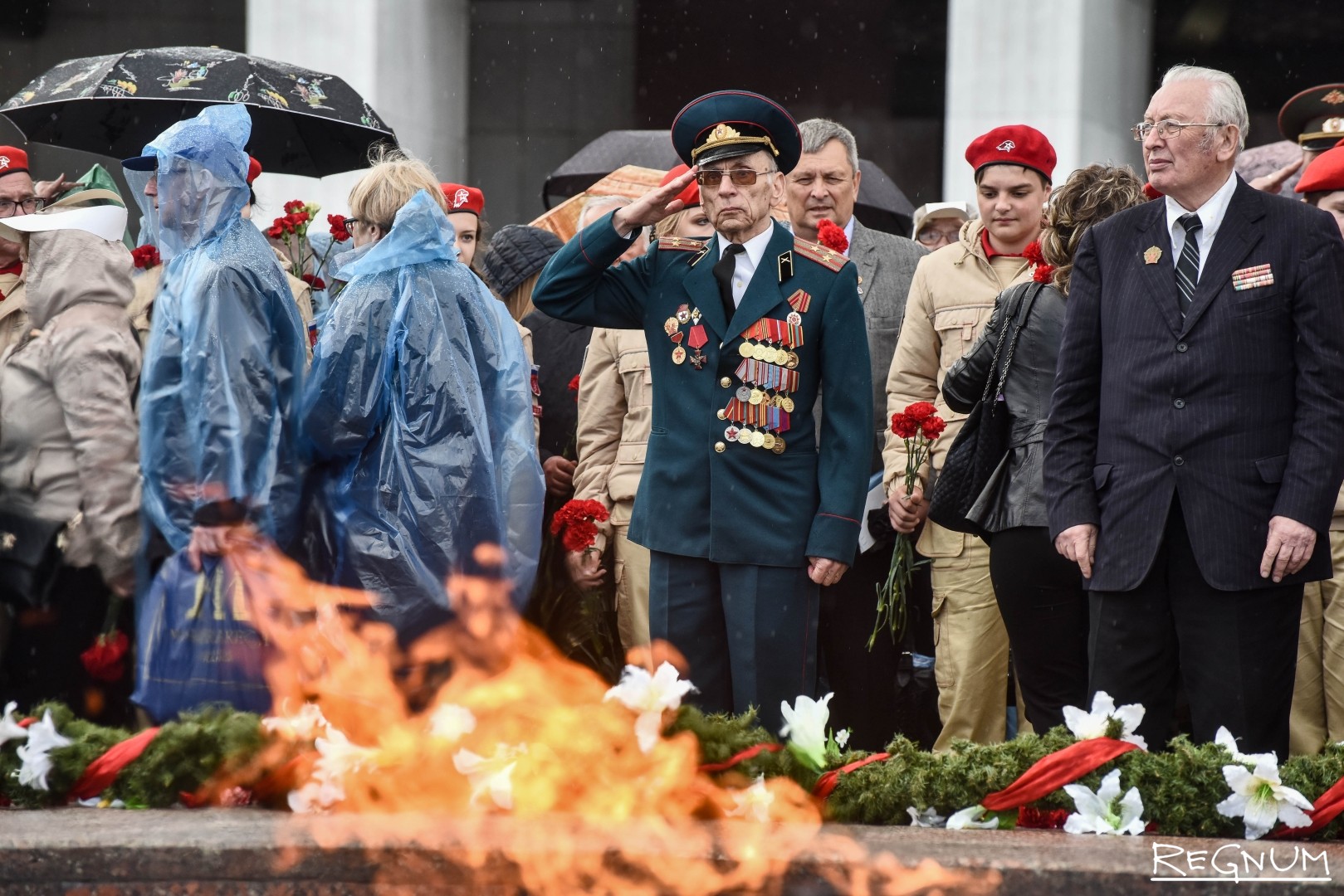 Фото возложения цветов к вечному огню