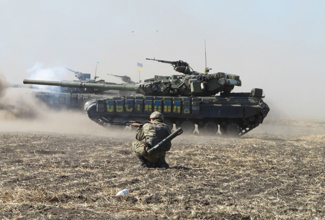 Боевые сутки в Донбассе: под Донецк зашла колонна танков