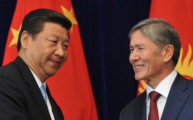 Президент Киргизии Алмазбек Атамбаев и Председатель КНР Си Цзиньпин 