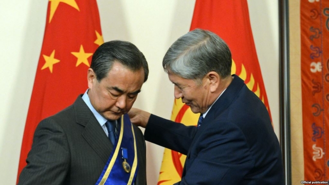 Президент Киргизии Алмазбек Атамбаев и министр иностранных  дел Китая Ван И 