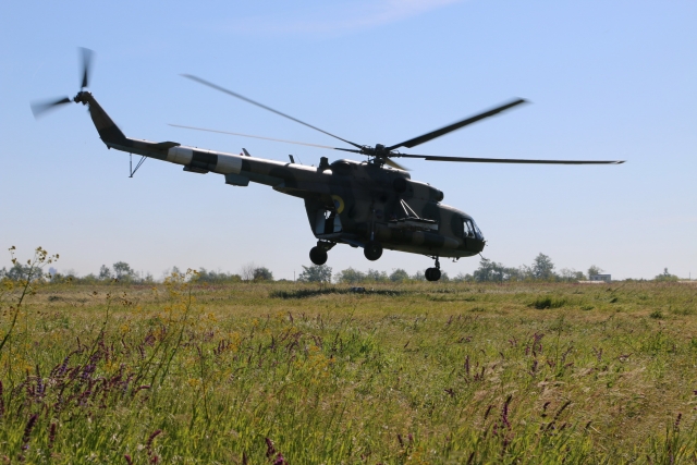 Украинские вертолеты отрабатывают поражение наземных целей