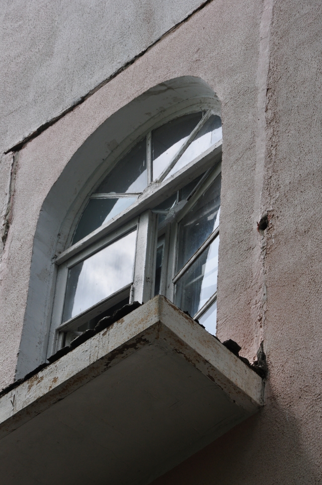В Оренбурге рухнули перила балкона: жилой фонд проверят