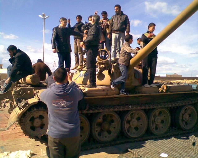 Фотография с улиц Бенгази. Люди на танке. 