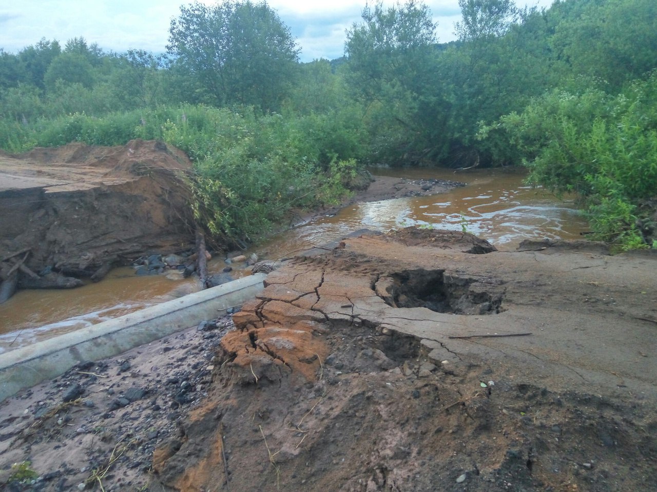 Размыв фото. Лушино Любытинский район. Размыв дорог Новгородская область. Размытая дорога Новгородская область. Боровичи потоп.