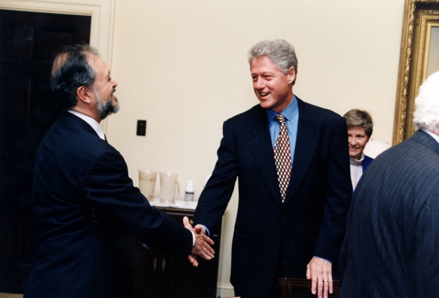 Президент США Билл Клинтон с  лауреатом Нобелевской премии Марио Молиной — создателем фреоновой гипотезы разрушения озоносферы (1997 г.)
