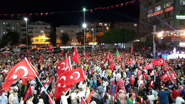 Люди протестуют против военного переворота в Стамбуле