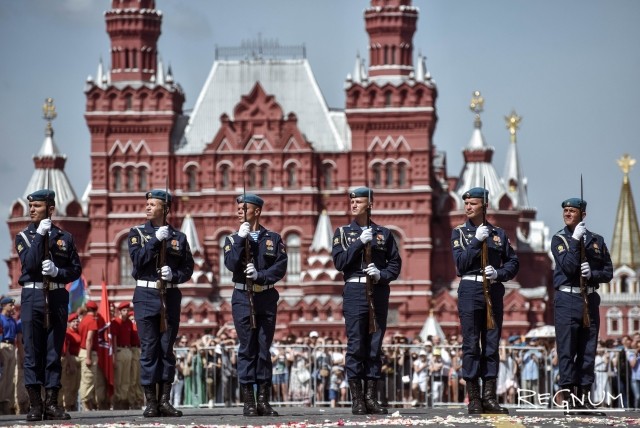 «Полосатая натура» Москвы: в столице отметили День ВДВ