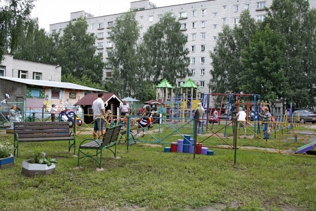Обустроенная детская площадка во дворе многоквартирного жилого дома
