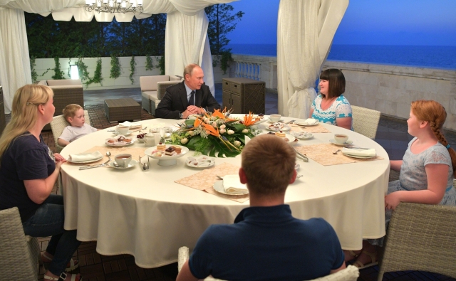 Путин встретился с Анастасией Вотинцевой, которой подарил путёвку в Сочи