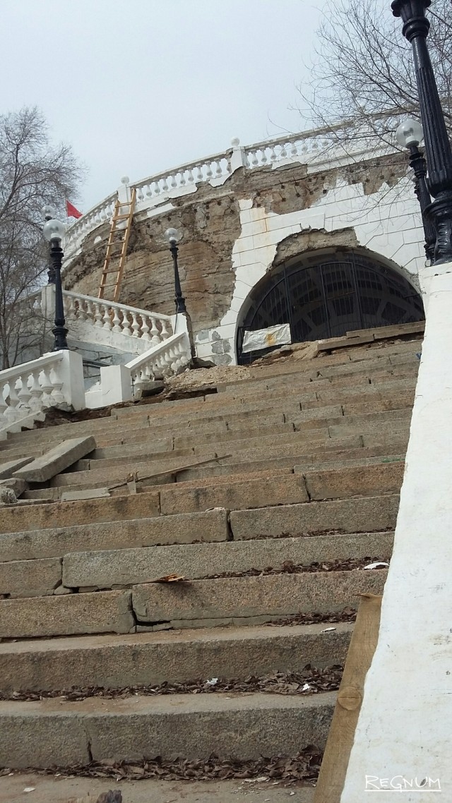 Реставрация набережной в Оренбурге: неудачная работа и уникальная лестница