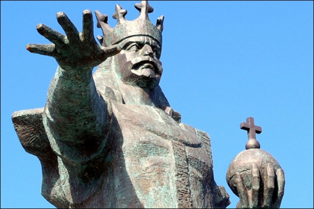 Памятник господарю Молдавского княжества Стефану III Великому (Штефан чел Маре) в Бельцах (Молдавия)