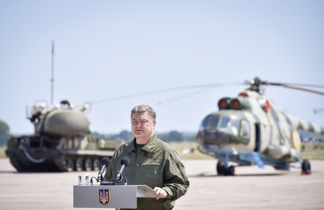 Порошенко: ВСУ получили 16 тыс. единиц военной техники