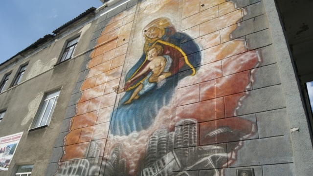 Граффити с изображением Богородицы с младенцем на здании техникума в Горловке