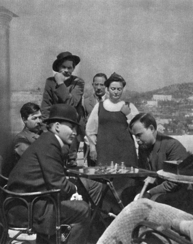 Ленин и Богданов играют в шахматы на острове Капри