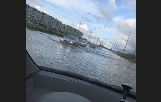 «Утки дорогу переплывали»: Петербург приходит в себя после потопа