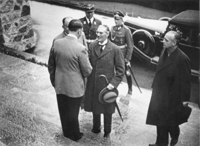 Гитлер встречает Чемберлена в своей резиденции. 15 сентября 1938