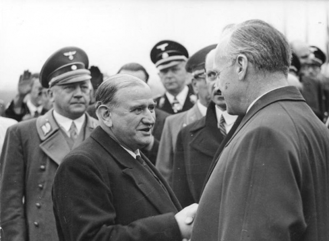 Эдуард Даладье (в центре) с Иоахимом фон Риббентропом на встрече в Мюнхене. 1938