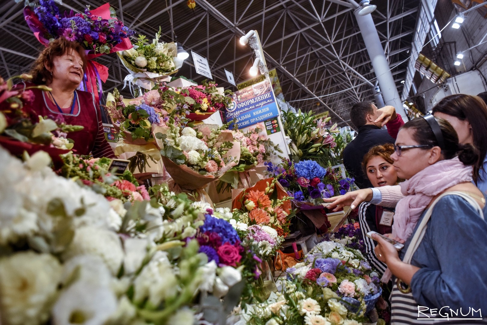 Как работает рижский рынок. Рижский рынок. Рижский рынок Москва. Рижский цветочный рынок. Рижская метро цветы рынок.