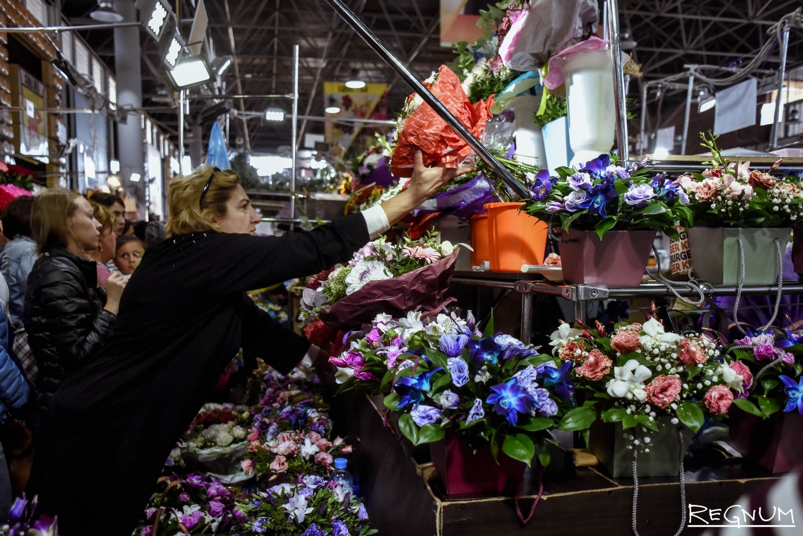 Как работает рижский рынок. Рижский вокзал цветочный рынок. Рижский рынок цветы. Рижский вокзал Цветочная база. Рижский рынок кустовые розы.