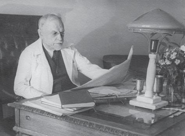 Н.А. Семашко в своем кабинете на кафедре организации здравоохранения 1-го Московского Ордена Ленина медицинского института (1945−1947 гг.)