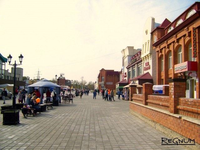 Улица Мало-Тобольская в Барнауле после завершения укладки брусчатки, установки освещения и некоторых декоративных элементов