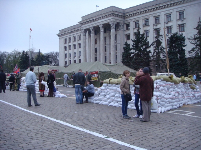 Лагерь сторонников федерализации возле Дома профсоюзов в начале апреля 2014 года