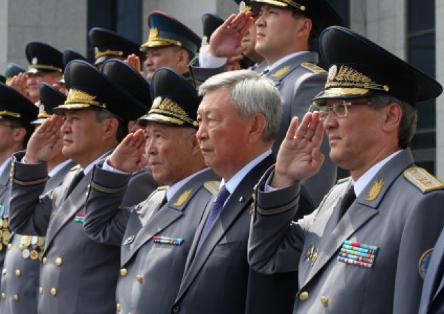 Сотруники КНБ и презиент Казахстана Нурсултан Назарбаев 